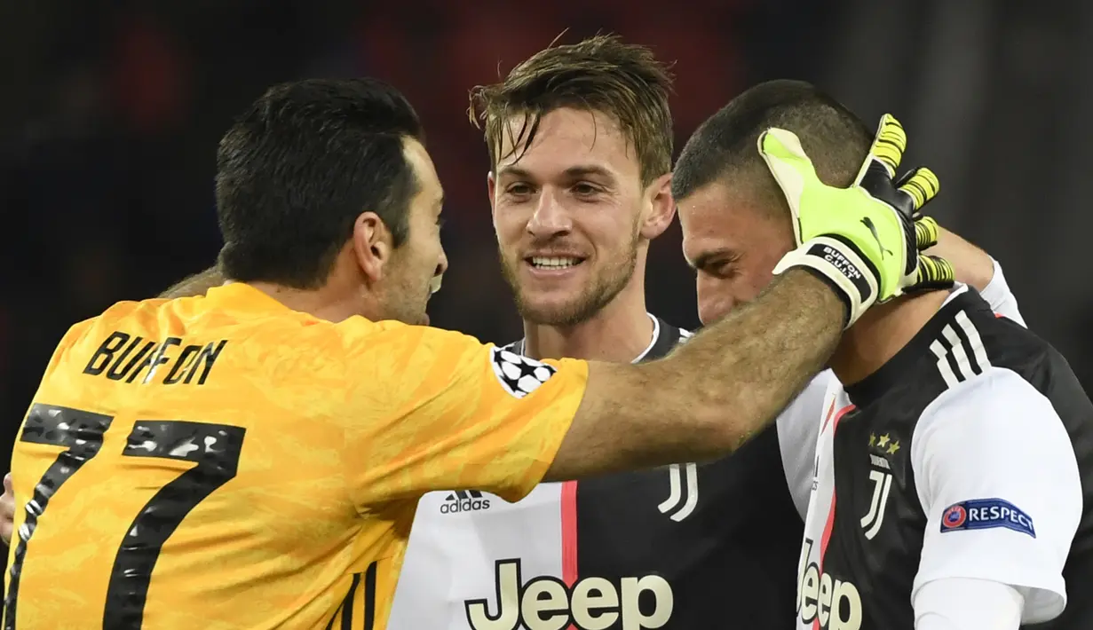 Foto file yang diambil pada 11 Desember 2019 Bek Juventus, Daniele Rugani  (tengah) merayakan kemenangan atas Bayern Leverkusen pada pertandingan grup D Liga Champions di Leverkusen, Jerman. Rugani  dinyatakan positif terkena virus corona, yang diumumkan klub pada 11 Maret 2020. (AFP/Ina Fassbender)