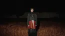 Di potret ini, Feby menumpuk atasan kulit dan cropped kimono dengan rok panjang brukat. Untuk terlihat lebih edgy, ia kenakan sepatu boots [@fbyputrinc]