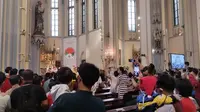 Ribuan jemaat mengikuti Misa Keluarga di Gereja Katedral, Jakarta Pusat, siang ini, Minggu (25/12/2022). (Dok. Liputan6.com/Winda Nelfira)