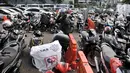 Pengendara sepeda motor saat memarkirkan kendaraan di Park and Ride kawasan MH Thamrin, Jakarta, Kamis (6/12). Sebelumnya, biaya parkir untuk mobil Rp 5.000 dan sepeda motor Rp 2.000 per hari. (Merdeka.com/Iqbal Nugroho)