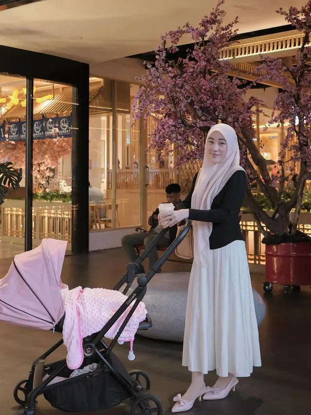 6 Gaya Outfit Larissa Chou saat Momong Anak Kedua, Tetap Modis dan Anggun