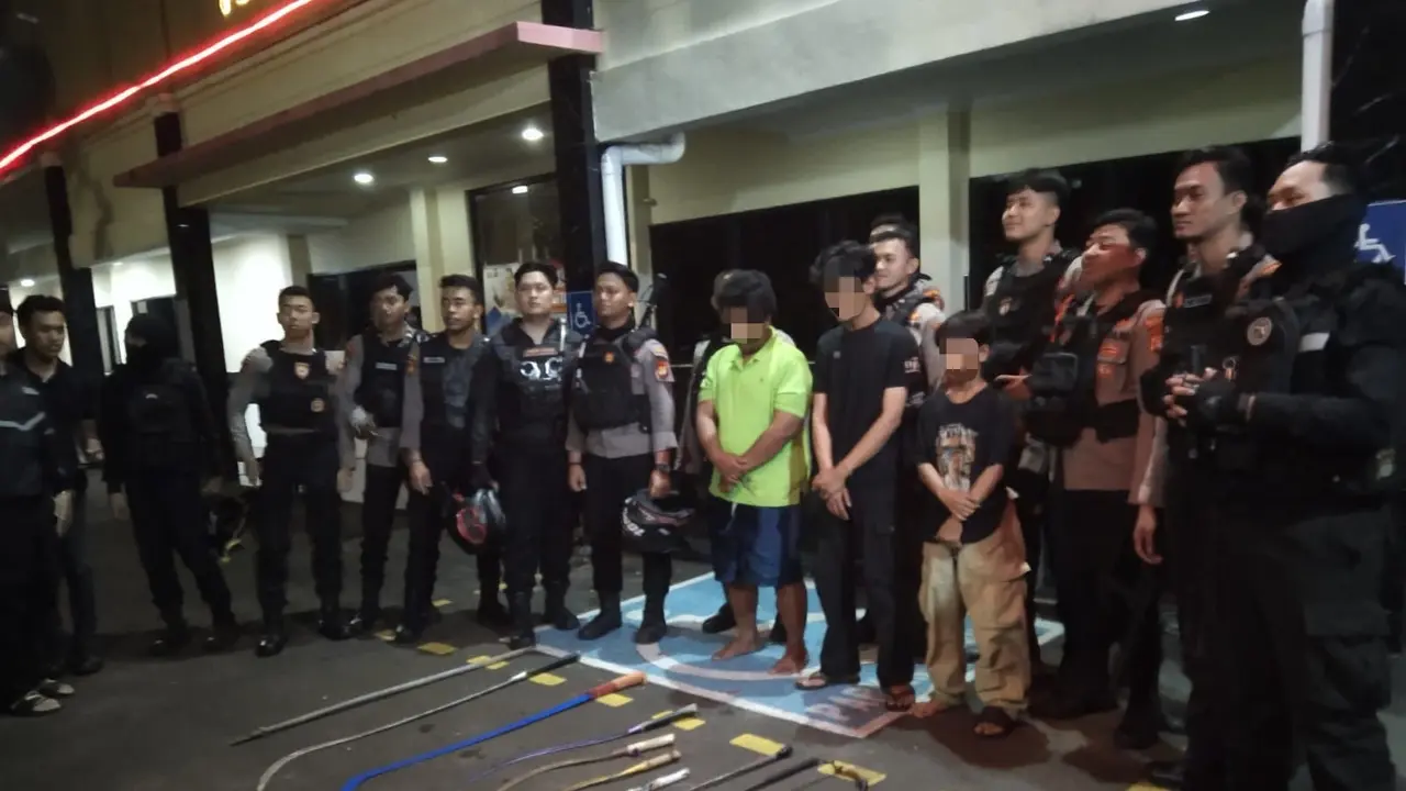 Tiga pemuda yang diduga hendak tawuran di kawasan Jalan Kwitang, Senen, Jakarta Pusat, ditangkap. Mereka diamankan beserta barang bukti berbagai senjata tajam. (Liputan6.com/Ady Anugrahadi)