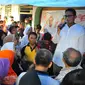 Cawagub DKI Jakarta, Sandiaga Uno menyampaikan visi-misinya dihadapan warga di kawasan Tendean, Jakarta, Sabtu (5/11). Dalam kampanyenya di kawasan itu, Sandiaga berjanji memberdayakan ibu-ibu melalui pembukaan lapangan kerja. (Liputan6.com/Angga Yuniar)