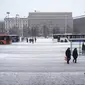 Pejalan kaki berjalan di ibu kota Finlandia, Helsinki, pada 3 Januari 2024, saat cuaca dingin melanda negara tersebut. (ALESSANDRO RAMPAZZO / AFP)