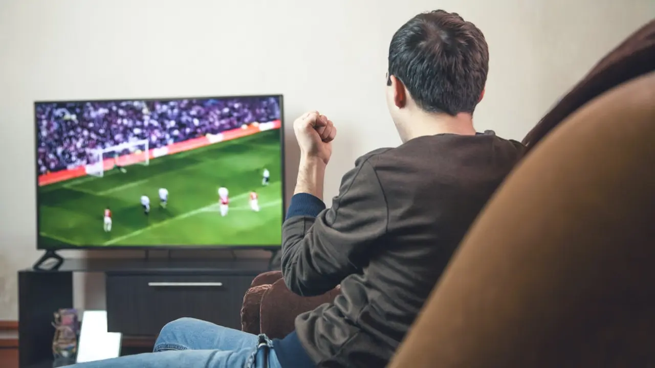 Gemar Nonton Bola Malam hingga Dini Hari? Simak 5 Tips Jaga Tubuh Tetap Bugar