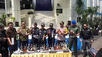 Kementerian Keuangan melalui Bea Cukai memusnahkan 2.231.935 batang rokok dan 2.245 botol minuman keras yang tercatat ilegal. (Bawono/Liputan6.com)