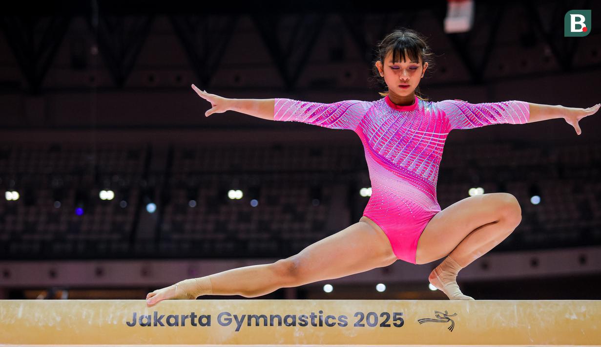 <p>Pesenam putri Indonesia, Alarice Mallica Prakoso melakukan podium training nomor balok keseimbangan jelang Kejuaraan Dunia Gimnastik 2025 di Indonesia Arena, Senayan, Jakarta, Sabtu (18/10/2025). (Bola.com/Bagaskara Lazuardi)</p>