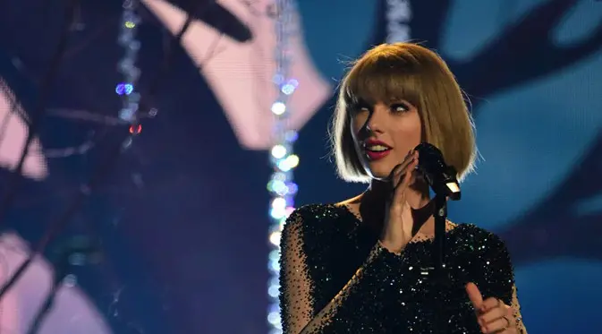 Taylor Swift kembali tersorot publik. Bukan soal karier atau kisah cintanya, namun soal kasus pelecehan seksual yang menimpa dirinya belum lama ini. Kejadian ini tentunya membuat Taylor geram. (AFP/Robyn Beck)