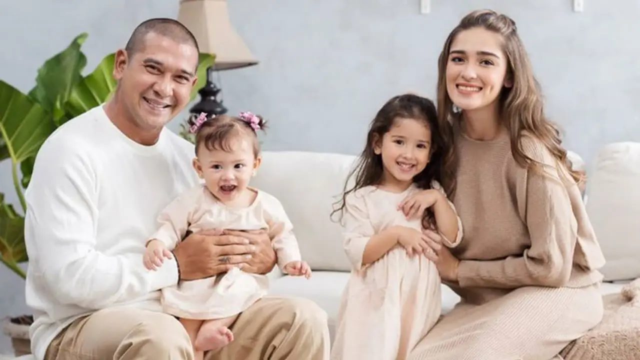 7 Pemotretan Yasmine Wildblood dengan Keluarga Kecilnya Ini Kompak Banget