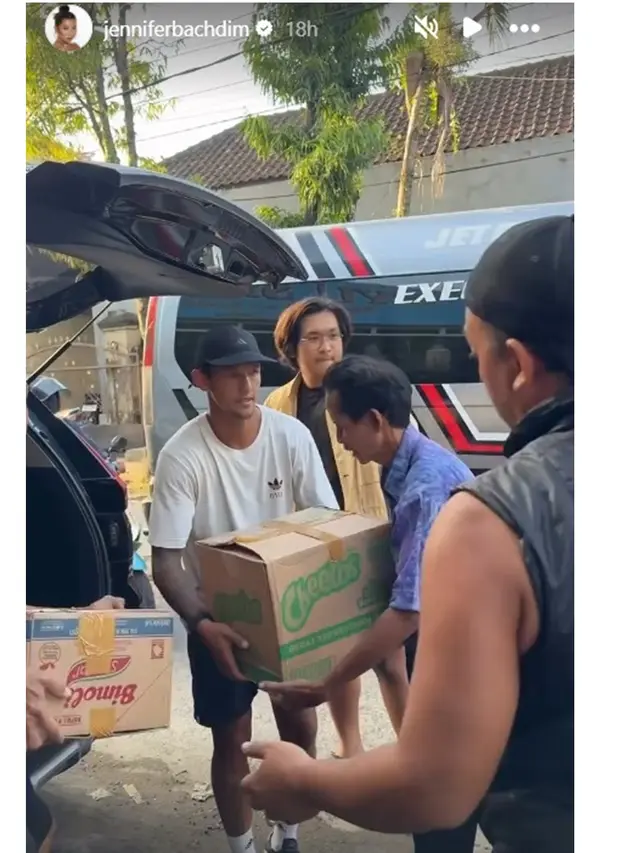 6 Potret Irfan Bachdim dan Jennifer Salurkan Bantuan Logistik Korban Banjir Bali