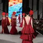 Para model membawakan busana rancangan teranyar Yogie Pratama pada malam pembukaan Senayan City Fashion Nation ke-11, Kamis (6/4). ). Sebanyak 15 busana wanita hadir dalam nuansa warna merah menyala. (Liputan6.com/Herman Zakharia)