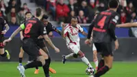 Pemain Olympiacos Gelson Martins (tengah) berebut bola dengan pemain Bayer Leverkusen Edmond Tapsoba pada laga leg kedua play-off Liga Champions antara Bayer Leverkusen vs Olympiacos di Leverkusen, Jerman, Selasa, 24 Februari 2026. (Rolf Vennenbernd/dpa via AP)