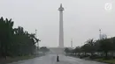 Petugas menyapu sampah yang tercecer di kawasan Monas, Jakarta, Senin (3/11). Kesigapan petugas kebersihan pasca reuni 212 membuat kawasan tersebut kembali bersih meskipun sehari sebelumnya dipenuhi ratusan ribu orang. (Liputan6.com/Immanuel Antonius)