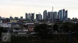 Permukiman kumuh diantara gedung pencakar langit di kawasan Petamburan, Jakarta, (11/7). Pertumbuhan ekonomi yang signifikan dalam beberapa tahun terakhir, namum masih banyak ketimpangan yang terjadi. (Liputan6.com/Faizal Fanani)