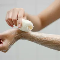 Ilustrasi Niat dan tata cara mandi wajib yang benar agar ibadah sah. (Photo by Sarah  Chai via Pexels)