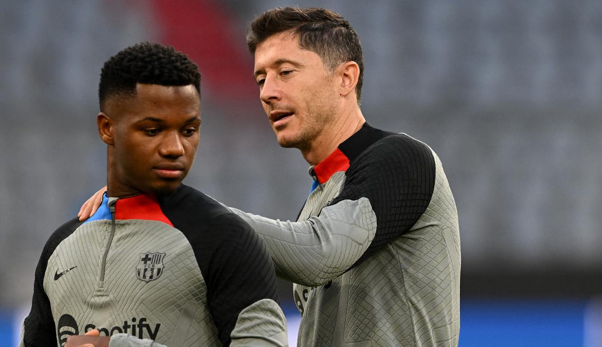 Robert Lewandowski yang kini berusia 34 tahun didatangkan Barcelona dari Bayern Munchen pada awal musim 2022/2023 dengan nilai transfer 45 juta euro atau setara Rp678 miliar. (AFP/Christof Stache)