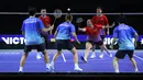 Melati Oktavianti dari tim Rokcets berusaha mengembalikan kok ke arah tim Lightning dalam laga pertama 3v3 Badminton XL 2025 di Istora Senayan, Jakarta, Sabtu (04/10/2025). (Bola.com/Bagaskara Lazuardi)