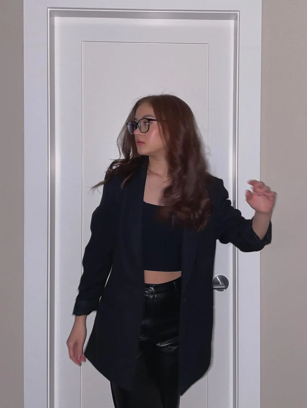 Sontek 8 OOTD Anna Cathcart Bintang Xo, Kitty yang Menawan dengan