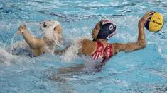 Pemain polo air putri Indonesia, Nyoman Ayu, mengamankan bola dari pemain polo air Jepang pada laga Asian Games di Aquatic Center, GBK, Jakarta, Kamis (16/8/2018). Jepang menang 15–4 atas Indonesia. (Bola.com/Vitalis Yogi Trisna)