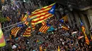 Para pendukung pro-kemerdekaan berkumpul di luar Gedung Palau Generalitat, Barcelona, Jumat (27/10). Parlemen regional Catalonia mendeklarasikan kemerdekaan dari Spanyol melalui pemungutan suara. (AP/Emilio Morenatti)