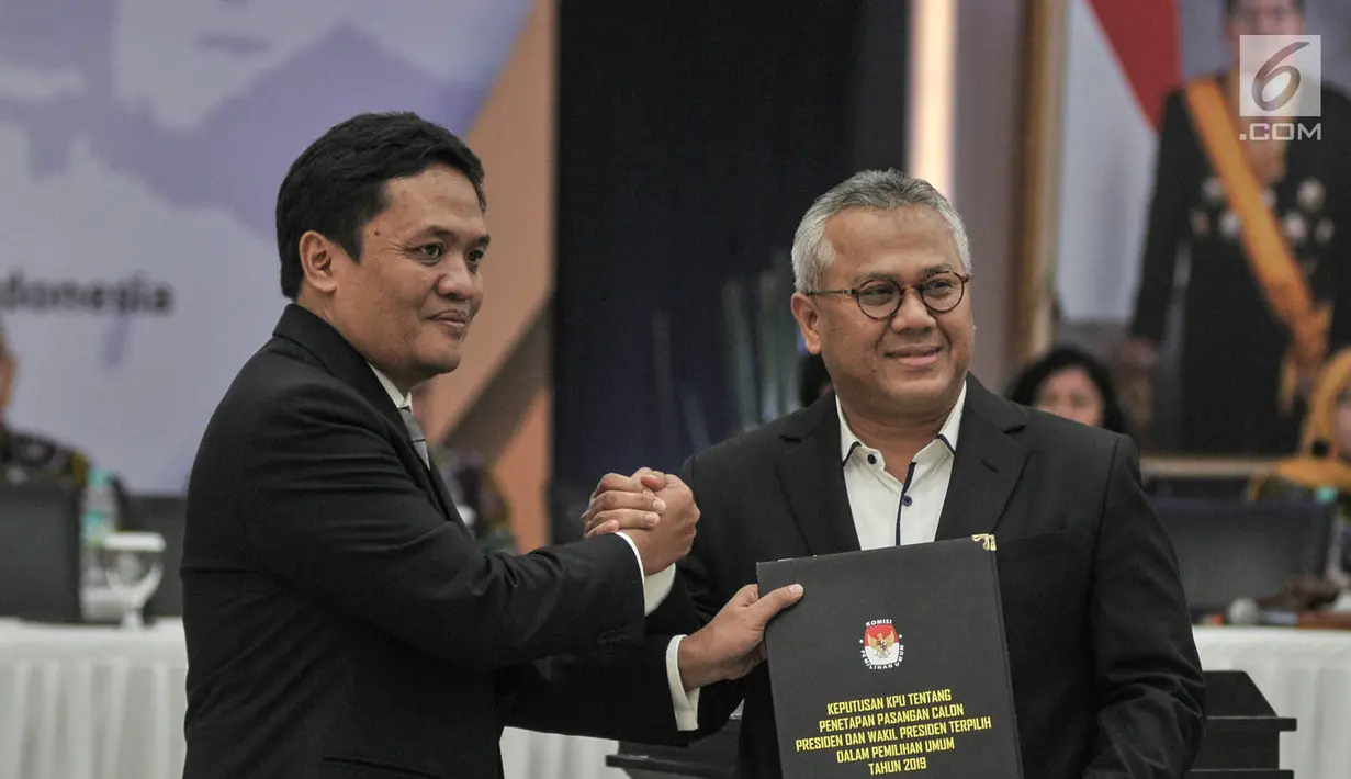 Habiburokhman mewakili Paslon nomor urut 02 saat menerima salinan putusan dari Ketua KPU Arief Budiman pada Rapat Pleno Terbuka Penetapan Presiden dan Wakil Presiden Terpilih Pemilu 2019 di Gedung KPU, Jakarta, Minggu (30/6/2019). (merdeka.com/Iqbal S Nugroho)