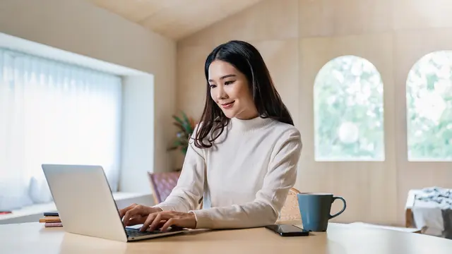 perempuan dan desember laptop