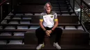 <p>Pelatih Dewa United, Jan Olde Riekerink berpose di depan fotografer setelah melakukan sesi wawancara di basecamp Dewa United, Pagedangan, Tangerang, Selasa (18/07/2023). (Bola.com/Bagaskara Lazuardi)</p>