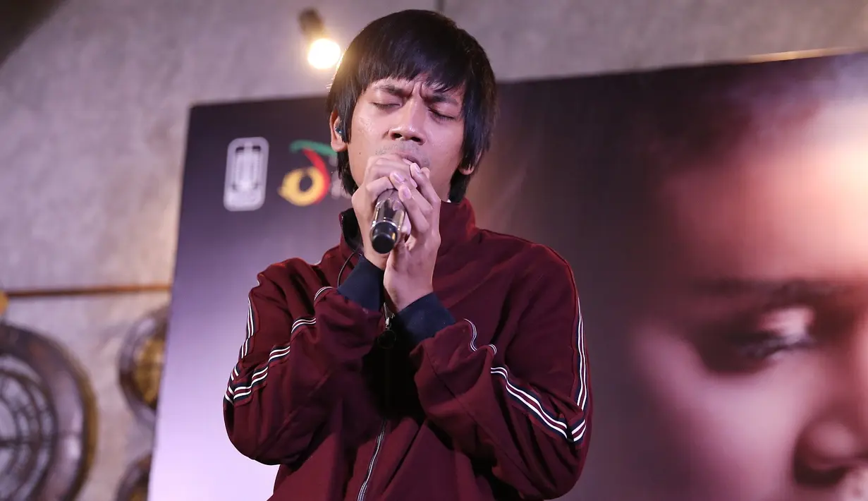 Dalam lagu baru yang baru saja dirilis beberapa waktu lalu, D'Masiv mengandeng sentuhan keyboard dari David Noah. Suara emas penyanyi Rossa juga turut mewarnai. (Nurwahyunan/Bintang.com)