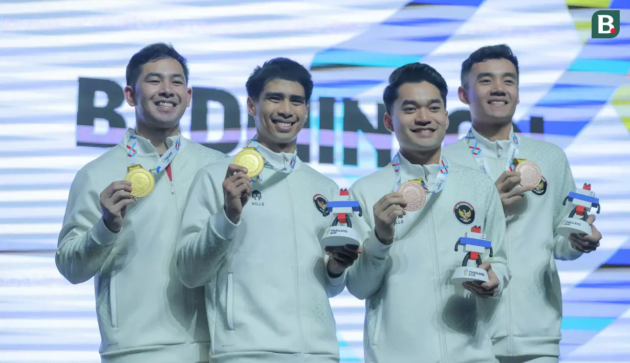 Ganda putra Indonesia Sabar Karyaman Gutama/Moh. Reza Pahlevi Isfahani bersama Leo Rolly Carnando/Bagas Maulana merayakan keberhasilan mereka meraih medali SEA Games 2025 di Thammasat University Rangsit Campus, Pathum Thani, Minggu (14/12/2025). (Bola.com/Bagaskara Lazuardi)