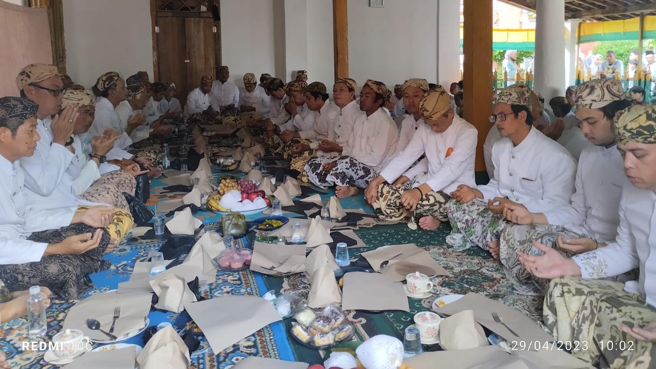 Tradisi Gerebeg Syawal 2023 Keraton Kanoman Cirebon, Warga Berebut Koin