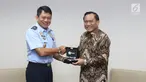 Dirut Indosiar Imam Sudjarwo (kanan) memberikan cinderamata kepada Kadispenau Marsma TNI Ir Novyan Samyoga di Kantor Indosiar, Jakarta, Selasa (12/3). Pertemuan membahas kerja sama program sekaligus silaturahmi. (Liputan6.com/Angga Yuniar)