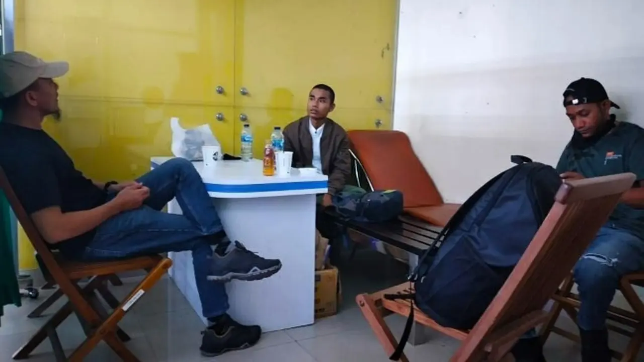 Napi terorisme penyerang Polda Riau (tengah) yang dipindahkan dari Bogor ke Tembilahan, Riau.