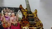 Gitar batik menarik pengunjung Pameran Moca Fest di Forum Ekonomi Islam Dunia. 