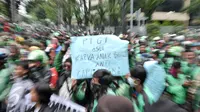 Unjuk rasa ratusan driver Gojek di kantor PT Gojek Indonesia, Kemang, Jakarta, Senin (3/10). Diketahui, 300 personel polisi diterjunkan untuk mengamankan jalannya unjuk rasa ratusan driver Gojek tersebut. (Liputan6.com/Yoppy Renato)
