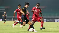 Pemain&nbsp;Indonesia U-17, Iqbal Gwijangge (kanan), berusaha menghadang pergerakan dari pemain Timnas Korea Selatan U-17 dalam pertandingan uji coba yang berlangsung di Stadion Patriot Candrabhaga, Bekasi, Rabu (30/8/2023). (Bola.com/Abdul Aziz)