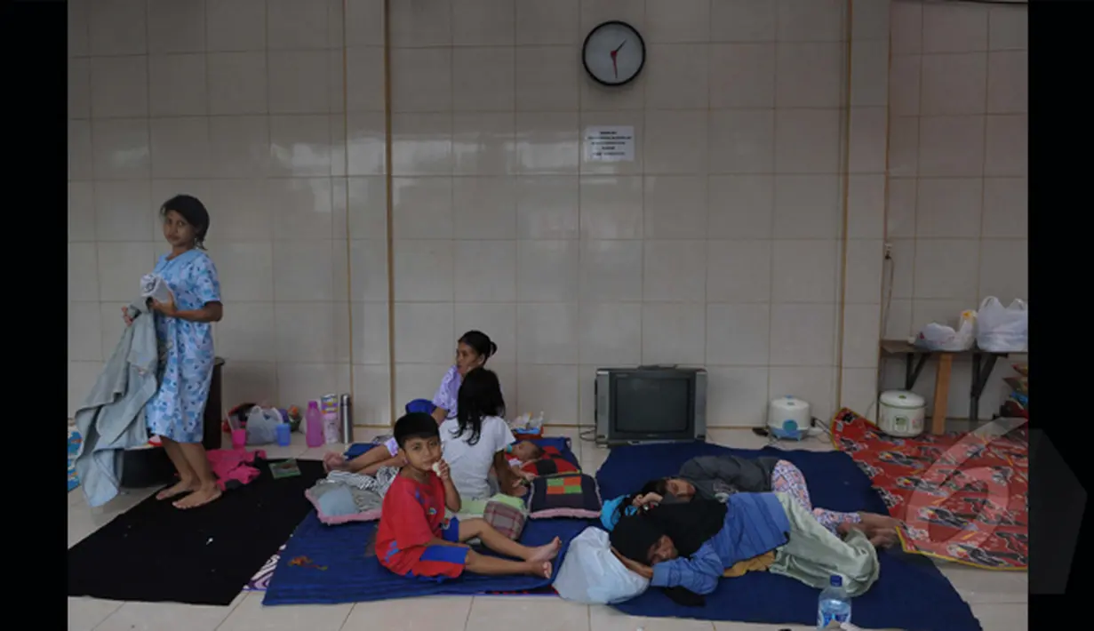 Beberapa warga menempati pabrik penjagalan sapi untuk dijadikan tempat pengungsian, di Kampung Candulan, Gondrong Petir, Cipondoh‎, Kota Tangerang, Banten, Jum'at (23/01/2015).(Liputan6.com/Andrian M Tunay)