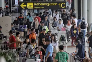 Antrean calon penumpang tampak memadati terminal 1B di Bandara Soekarno-Hatta Cengkareng, Banten, Jakarta (9/6). H-6 jelang lebaran, pada rekap penumpang kemarin, 8 Juni 2018, baik kedatangan dan keberangkatan mencapai 206.335.(Liputan6.com/Faizal Fanani)
