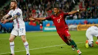 Gelandang Portugal, Nani melakukan selebrasi usai mencetak gol kegawang Islandia pada laga Grup F Piala Eropa di Stade Geoffroy-Guichard, Prancis, Selasa (14/6). Islandia berhasil tahan imbang Portugal 1-1. (REUTERS/Robert Pratta)
