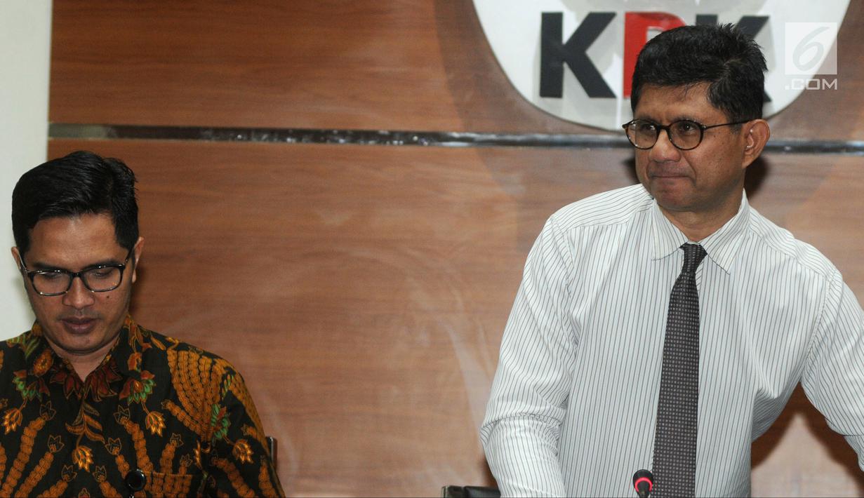 Wakil Ketua KPK Laode Muhammad Syarif (kanan) didampingi Jubir KPK Febri Diansyah usai memberi keterangan dugaan TPPU, Jakarta, Jumat (18/5). Sebuah korporasi diduga menampung uang hasil korupsi Bupati Kebumen Mohamad Yahya Fuad. (Merdeka.com/Dwi Narwoko)
