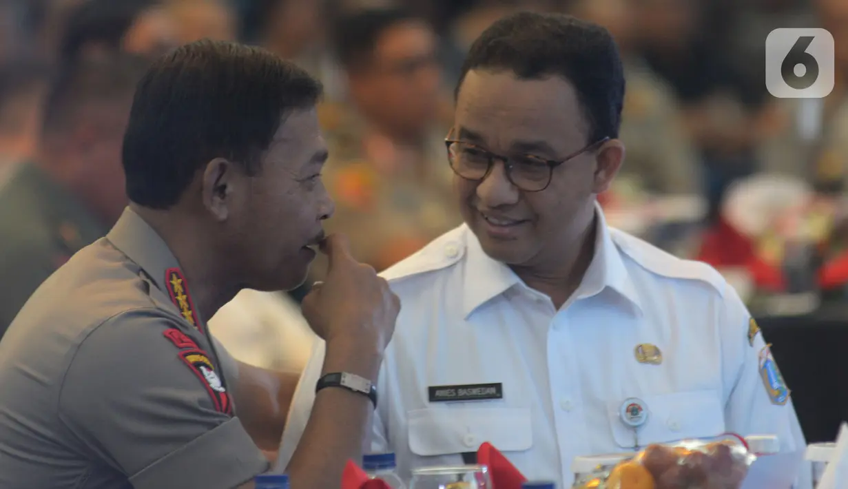 Kapolri Jenderal Pol Idham Aziz (kiri) berbincang dengan Gubernur DKI Jakarta Anies Rasyid Baswedan saat menghadiri acara Launching ETLE Development Program di Polda Metro Jaya, Jakarta, Kamis (5/12/2019). (merdeka.com/Imam Buhori)