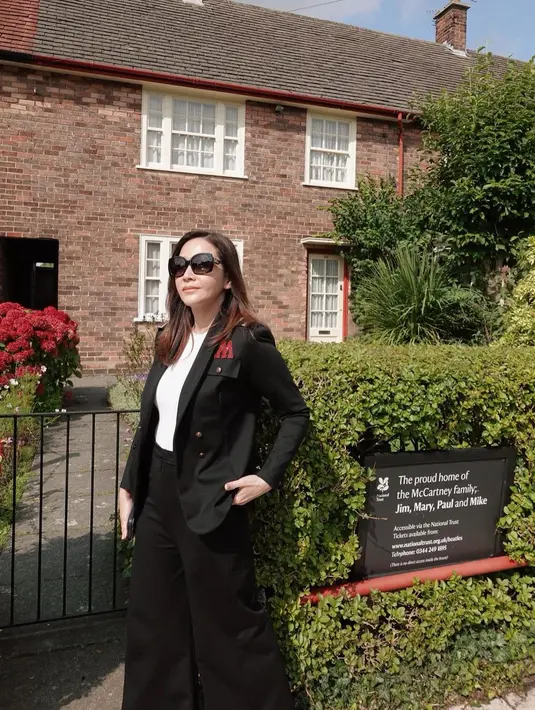 "Hahhaha mau ngakak dikirimin foto lagi ama sohib gw jaman kuliah di sastra Belanda UI tahun 94…Umur 18 taun..," tulis maiaestiantyreal. [Instagram/maiaestiantyreal]