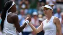 Petenis Romania, Simona Halep (kanan) berjabat tangan dengan petenis AS, Cori Gauff usai bertanding pada babak keempat Wimbledon 2019 di All England Lawn Tennis Club, Senin (8/7/2019). Petenis 15 tahun itu ditundukkan Halep, yang unggulan ke-7 turnamen, dengan skor 3-6, 3-6. (GLYN KIRK/AFP)