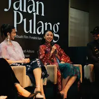 Jadi bagian dari film pendek Jalan Pulang, Asri Welas tampil anggun dengan kebaya panjang berwarna merah. Dipadu dengan bawahan brukat hijau kebiruan [Bakti Budaya Djarum Foundation]