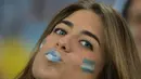 Fans cantik ini rela mewarnai wajah mereka dengan warna bendera ArgentinaBrasil, Senin (16/6/2014) (AFFP Photo/GABRIEL BOUYS)