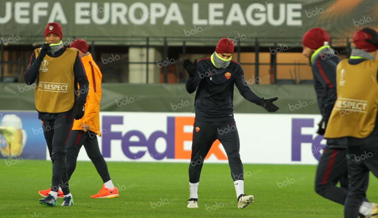 Radja Nainggolan bakal memimpin pasukan Serigala Roma saat dijamu FK Austria di Stadion Ernst Happel, Jumat dini hari WIB. (Bola.com/Reza Khomaini)
