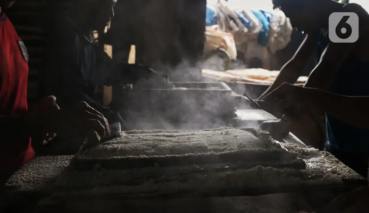 Pekerja mencetak oncom saat proses produksi di industri skala kecil , kawasan Sudimara Barat, Ciledug, Tangerang, Selasa (15/9/2020). Produksi oncom untuk memenuhi kebutuhan pasar di kawasan Tangerang tersebut dijual seharga Rp 5.000 setiap nampannya. (Liputan6.com/Angga Yuniar)