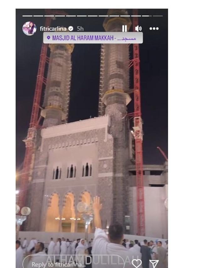 8 Potret Fitri Carlina dan Suami Jalani Umroh, Persiapannya Singkat