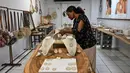 <p>Bengkel butik di Port Moresby menampung sekelompok wanita yang berspesialisasi dalam menenun bahan tanaman dengan rumit ke dalam tas yang dikenal sebagai bilum, simbol kebanggaan Pribumi. (ADEK BERRY/AFP)</p>