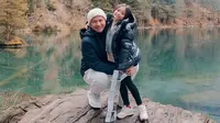 Gading Marten liburan bareng Gisella Anastasia dan putri mereka, Gempi, ke&nbsp;Danau&nbsp;Blausee, Swiss. (dok. Instagram @gadiiing/https://www.instagram.com/p/CnCs7gxJurx/)