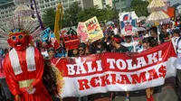 Dalam aksinya, massa membawa spanduk, umbul-umbul, dan poster berisi penolakan reklamasi, sekaligus menyanyikan lagu berjudul "Bali Tolak Reklamasi", Jakarta, Minggu (21/9/14). (Liputan6.com/Faizal Fanani) 